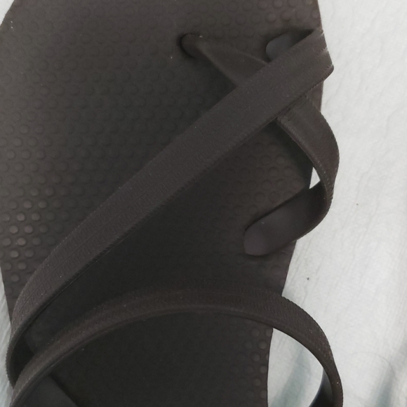 Old Navy Criss-Cross Flipflops - Picture 2 of 3